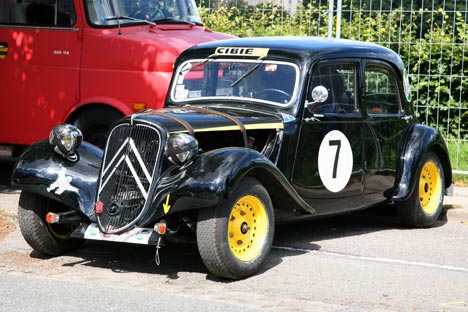 Danske René Christensen med sin Citroën B11 fra 1944.
(Foto: Motorsporten.dk)